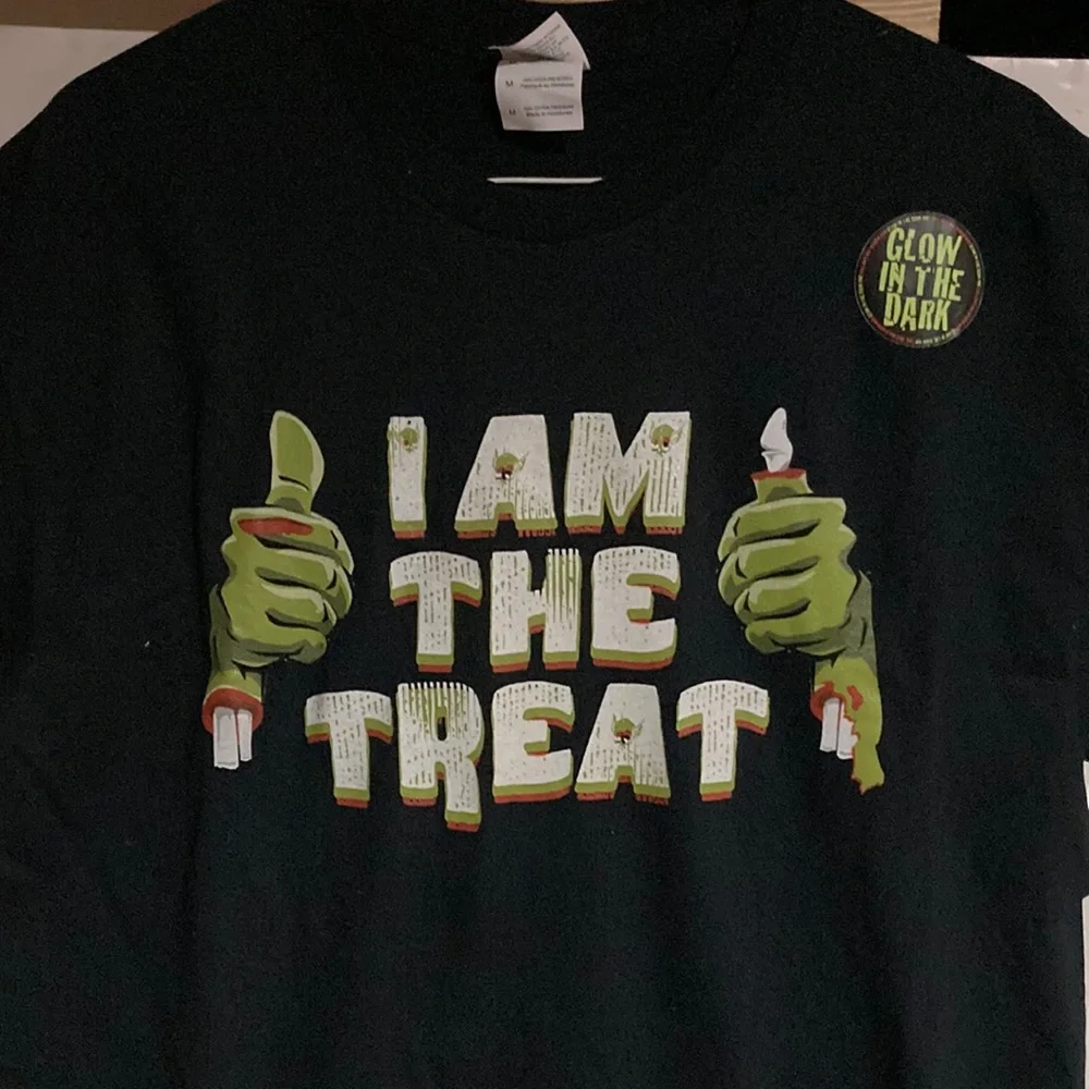 Adult HALLOWEEN “Costume “ T-Shirt; NWOT Med Short Sleeve Black “I Am The Treat”